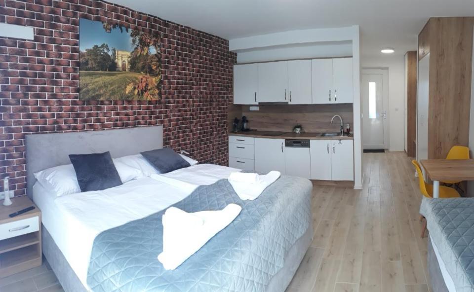 Apartmanovy Dum Na Kolonade Леднице Екстериор снимка