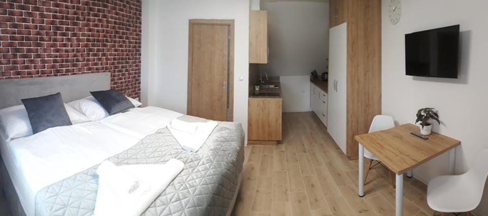 Apartmanovy Dum Na Kolonade Леднице Екстериор снимка