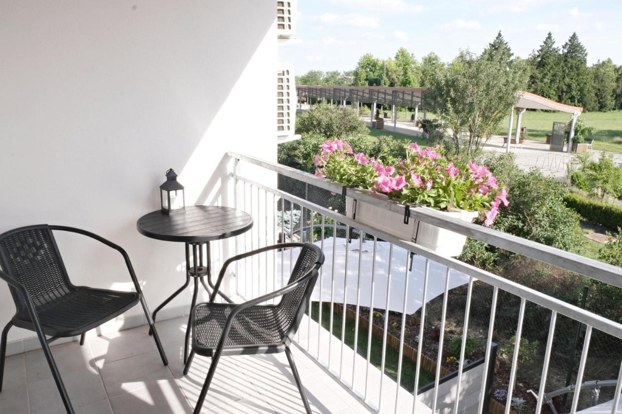 Apartmanovy Dum Na Kolonade Леднице Екстериор снимка